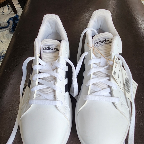 Youth Adidas Size 4 - Picture 4 of 6